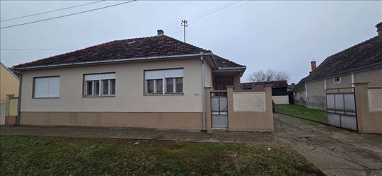 Adaševci, Porodično domaćinstvo, kuća 209m2, 40ari