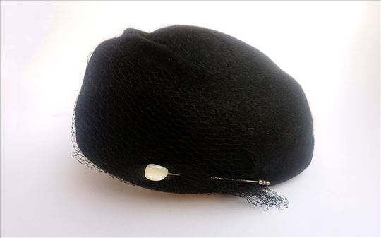 Crna tokica od čoje sa mrežicom i šnalom