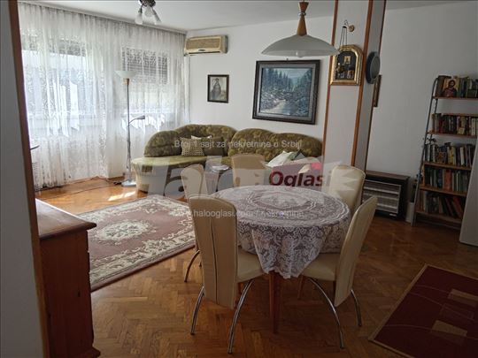 Devojci potrebna cimerka u namestenom stanu