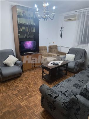 Izdajem dvosoban stan u Novom Sadu Detelinara 