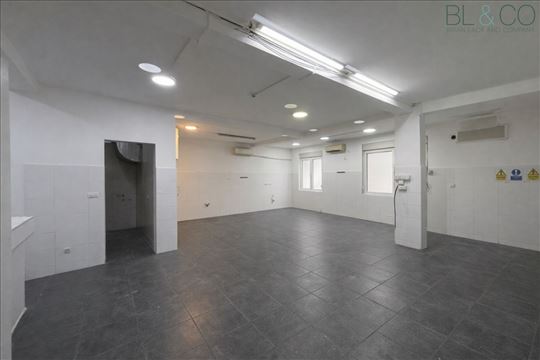 Lokal na dva nivoa, direktan ulaz sa ulice 146 m²