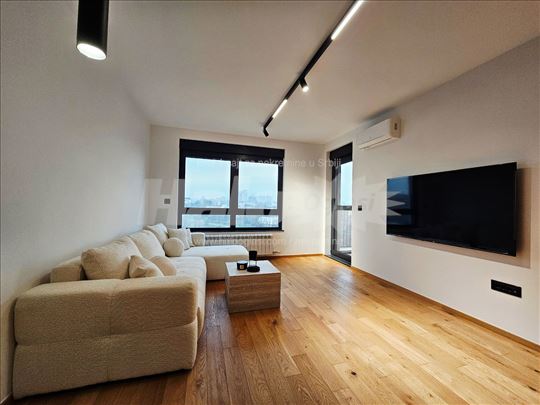 Luksuzno opremljen stan u centru sa garažom