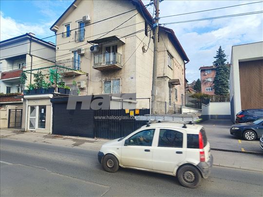 Miljakovac Rakovica Borska stan sa garazom i dvori