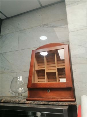 Na prodaju humidor za cigarete