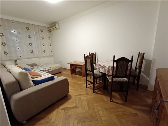 Namešten, dvosoban stan na Grbavici. Odmah useljiv