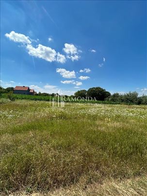 Odlican plac na prodaju, 5ari, blizina restorana V