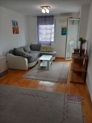 Stan sa parking mestom Nov namešten