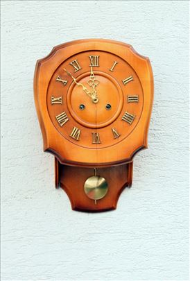 Zidni sat sa klatnom. Novogodišnji popust.