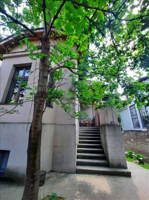 Izdaje se stan u kuci Neimar sa parking mestom