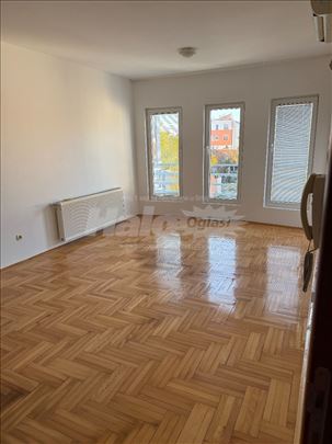 Izdaje se trosoban stan u centru grada