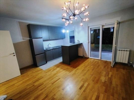 Kod Paunovog brega Banjica 2,0 40 m2+74m2 dvorište