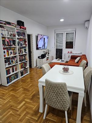 Ledine NOV na glavnom putu sa parkingom, opremljen