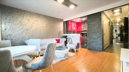 Lux, 3.0, 57m2, Potpuno opremljen, Svetao,Dvostran