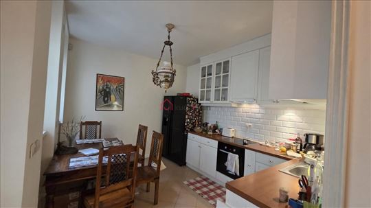 Urban Vračar Flat with High Ceilings