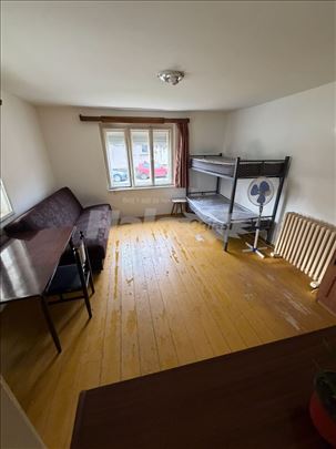 Zemun, Gornji grad, studentkinjama, po osobi