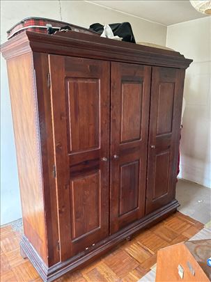 Kvalitetan drveni ormar