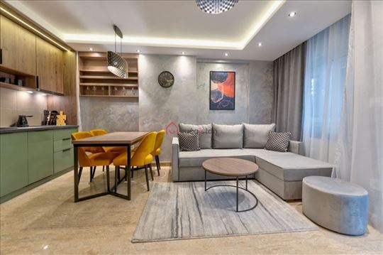 Luksuzan stan sa dvorištem kod Hotela Bor