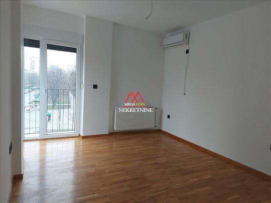 Nov, neuseljavan stan na top lokaciji - Sajam!