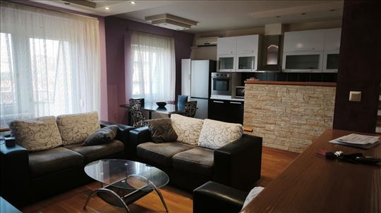 Tesla, dupleks sa garažom.