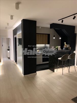 Trostrano osvetljen dupleks sa terasom i pogledom