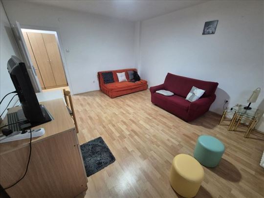 Izdaje se renoviran stan u Pariske komune ID#4392