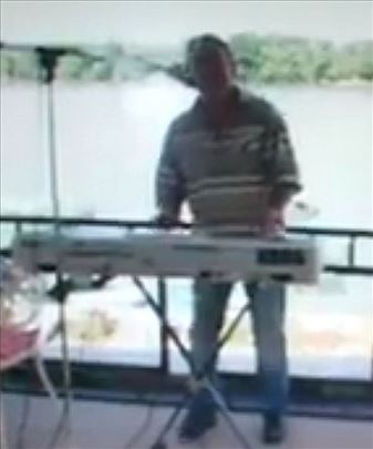 Klavijaturista One Man Bend