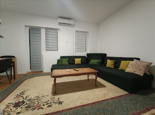 Kompletno namešten stan u centru Rakovice 