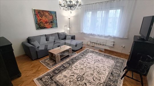 Namesten salonac u centru Beograda