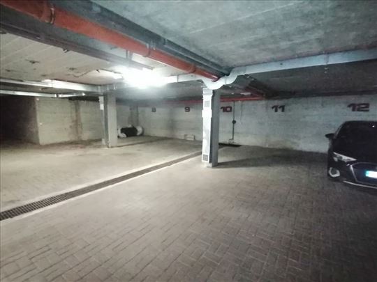 Izdaje se garažno mesto suteren novije zgrade 