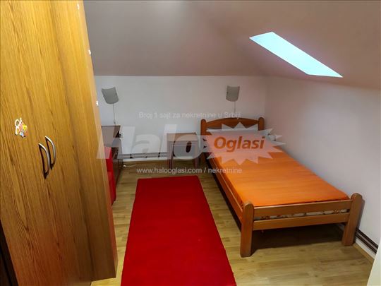 Izdajem sobu u trosobnom stanu u avalskoj ulici 