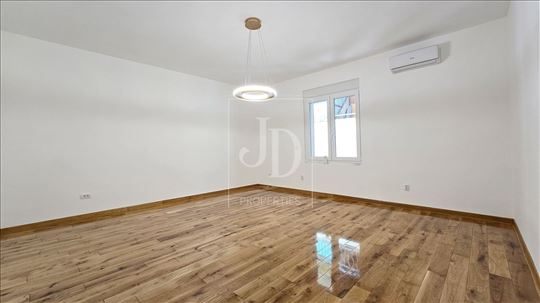 Izdaje se poslovna zgrada na Slaviji