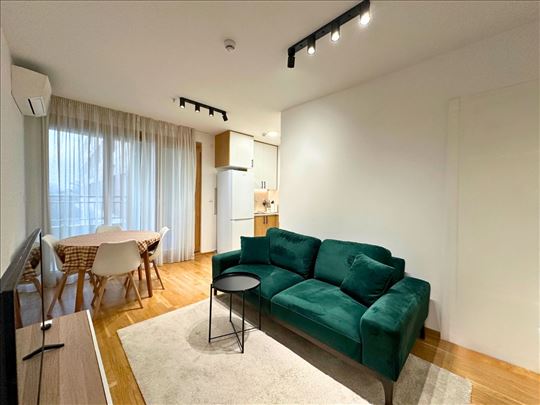 Moderno opremljen jednoiposoban stan sa parkingom