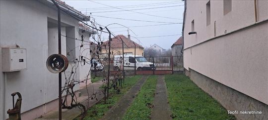 Nova Pazova Dve kuće 87+86 na placu 5.5 ari 