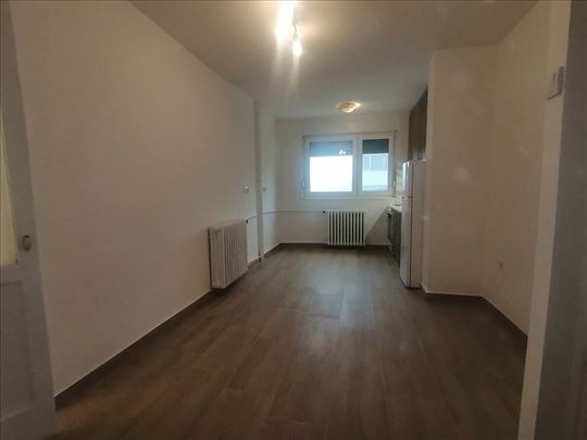 Polunamešten za kancelariju ili stanovanje