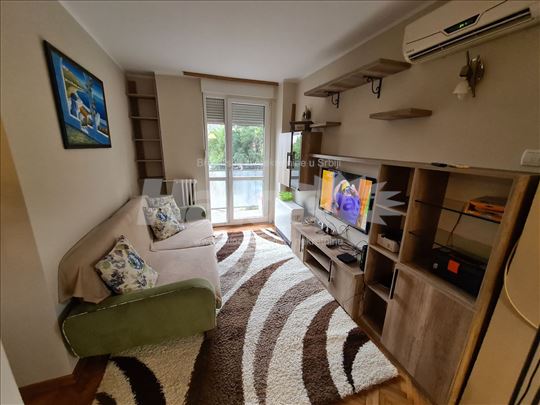 Renoviran porodični stan 57 m² – Jelovac, Zemun