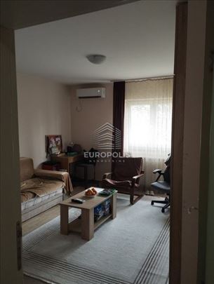 Stan sa dvorištem i parkingom - povoljno