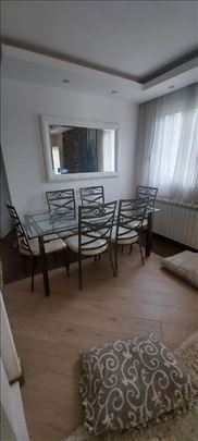 Trpezarijski sto i stolice