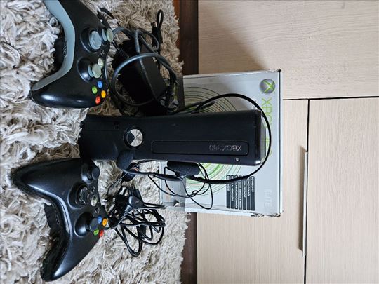 Xbox 360 elite (čipovani) u savršenom stanju.