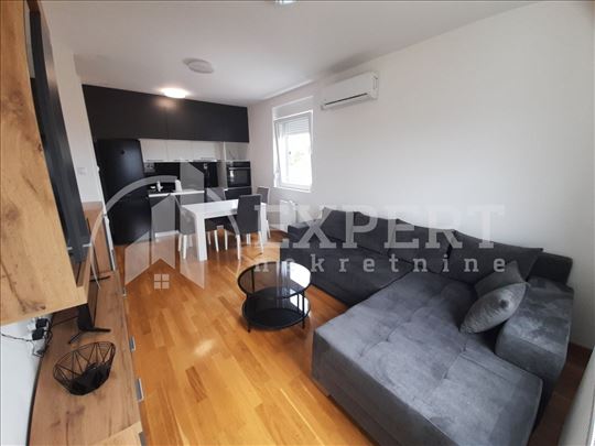 Izdaje se stan na Panteleju, Taska Uzunovića, 1.5,