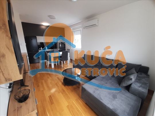 Izdaje se stan na Panteleju, Taska Uzunovića, 1.5,