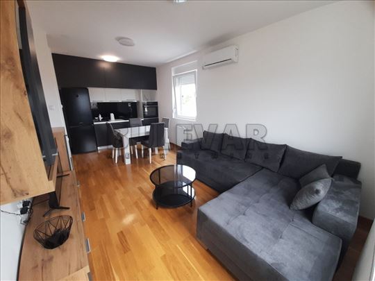 Izdaje se stan na Panteleju, Taska Uzunovića, 1.5,