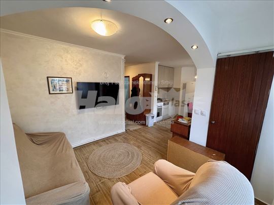 Izdajem kompletno namešten stan