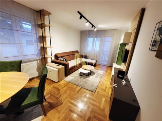 Kompletno namešten trosoban stan sa parking mestom