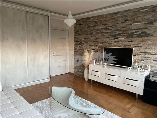 Kompletno renoviran, topao i opuštajući stan 