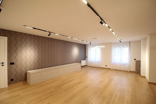 Lux 5.0 stan, 2 terase, 4 kupatila,Hram, ID 1704