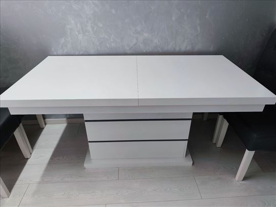 Na prodaju trpezarijski sto