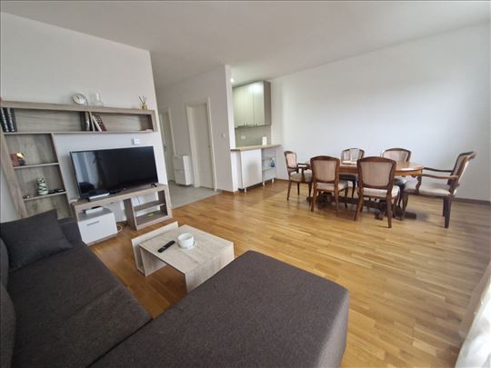 Namešten, uknjižen, odmah useljiv dvosoban stan! 