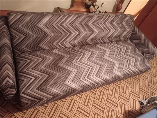 Prodajem kauc povoljno ocuvan za cetiri hiljade 