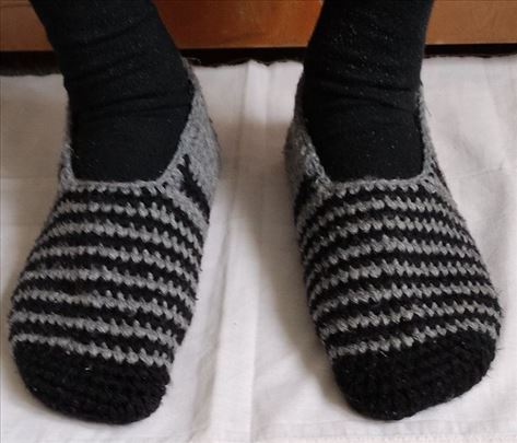 Ručno heklane vunene papuče – Toplina i udobnost 