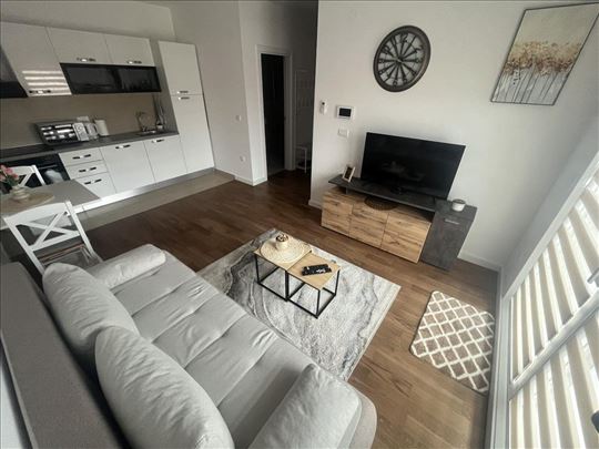 Uknjižen, nov, namešten, sa parking mestom,